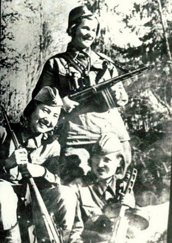 Зиба Ганиева слева. 1942 год