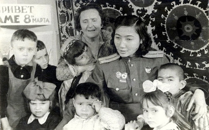 Зиба Ганиева среди детей одного из детских садов