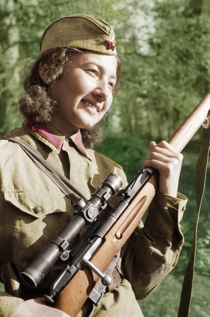 Зиба Ганиева. Весна 1942 (окрашенное фото)