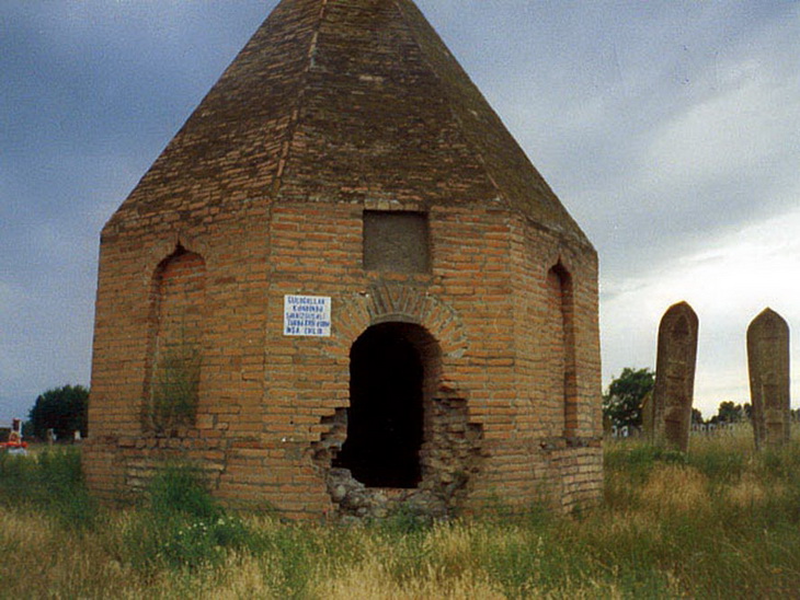 Мавзолей XVIII века в селе Гюльоглулар.