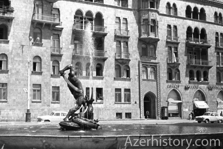 Гур на памятнике. Памятник в Баку у фуникулера. Парк парапет в Баку.