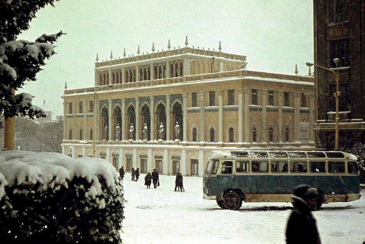 Музей им. Низами под снегом. Фото Михаила Карачинского 1969 года