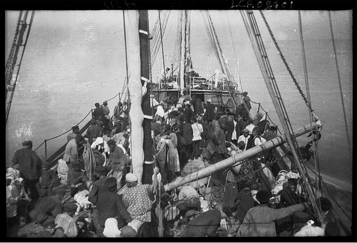 Палуба судна «Занг», заполненная путешественниками