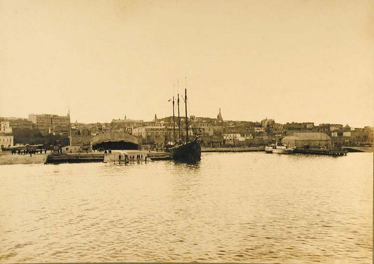 1915. Вид с моря на город и БОШМА