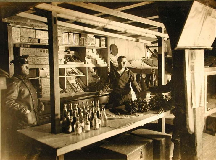 1915. Внутренний вид торговой командной лавки БОШМА