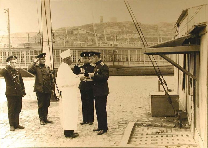 1915. Офицер БОШМА снимает пробу пищи,приготовленной для курсантов
