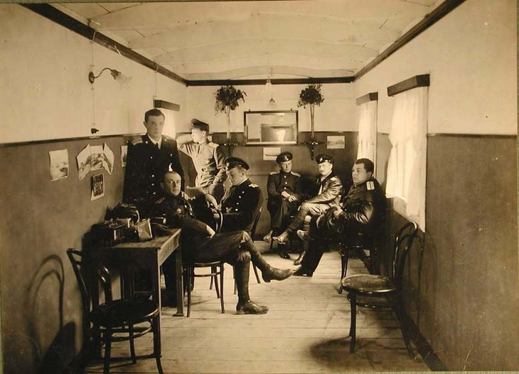 1915. Офицеры БОШМА в офицерской комнате на Старотаможенной пристани