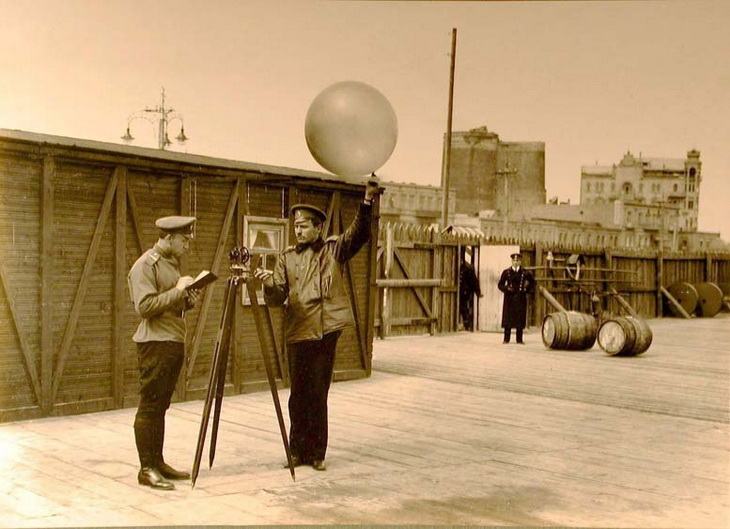 1915. Подготовка к метеорологическим исследованиям. Пускание шаров-пилотов