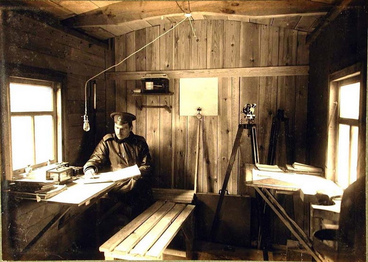 Курсант школы морской авиации заполняет журнал на метеорологической станции школы 1915