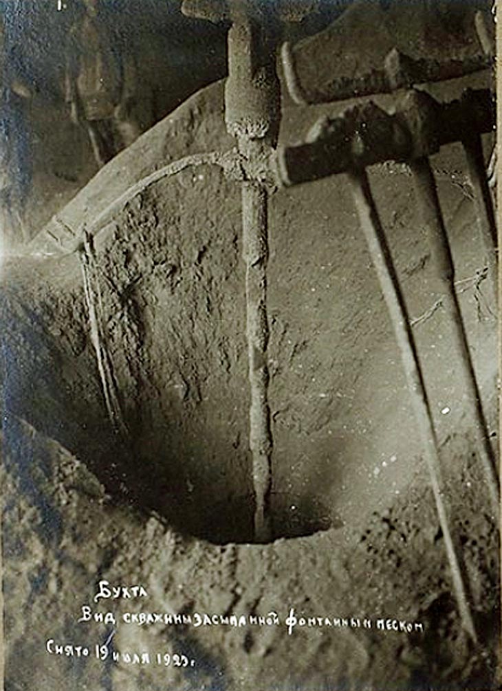 Вид скважины, засыпанной фонтанным песком. 19 июля 1923 года