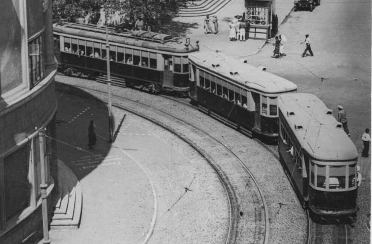 Трамвай на углу Хагани и проспекта Кирова. Фото 1940-х годов