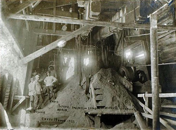 Вид внутри буровой, занесенной фонтанным песком. 19 июля 1923 года