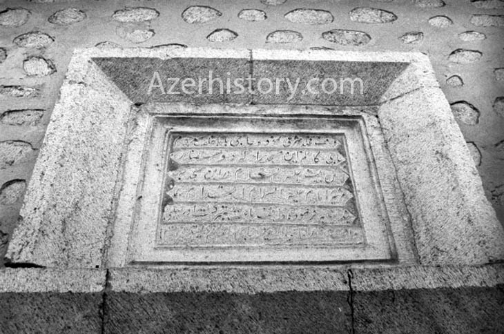 1984-год.-Высеченная-на-камне-цитата-из-Корана-на-здании-мечети-в-Шуше