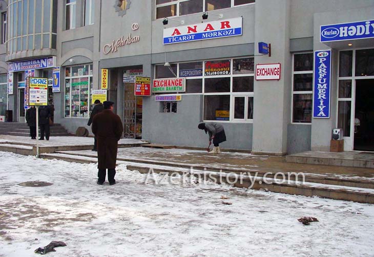 Газетные архивы: настоящий снег и фейковые Деды Морозы в Баку 2001 года (ФОТО)