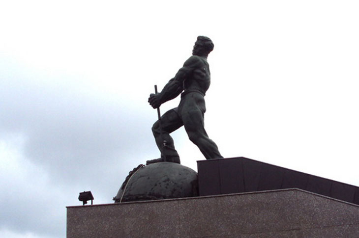 По следам одного памятника: "Рабочий на шаре" на пр. Нобеля в Баку, 2011 г. (ФОТО)