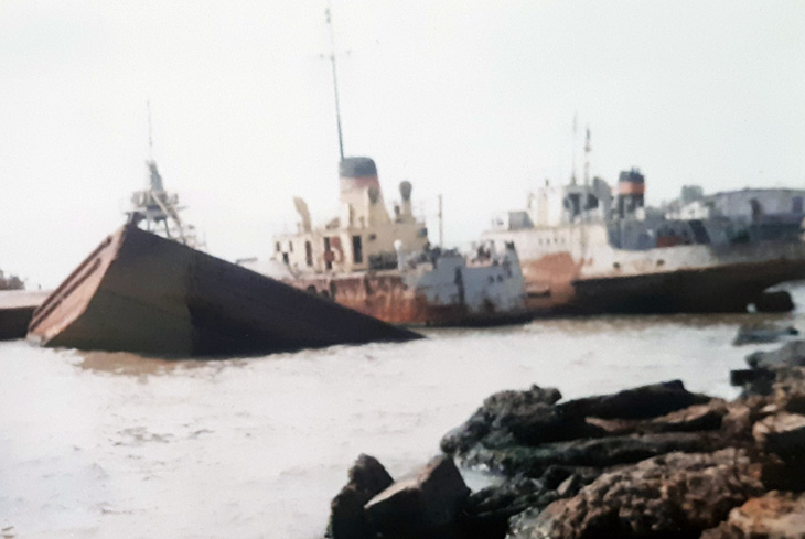 КОРОТКО: Мертвые корабли бакинской бухты в начале 2000-х гг. (ФОТО)