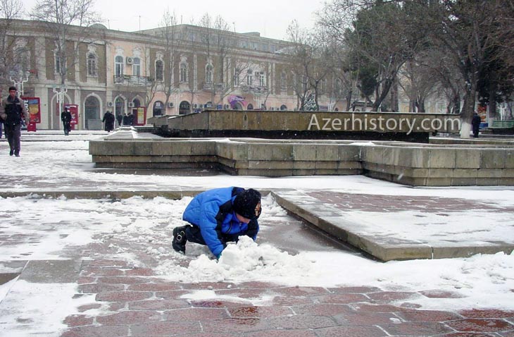 Газетные архивы: дождливый и снежный Баку 2002 года (ФОТО)